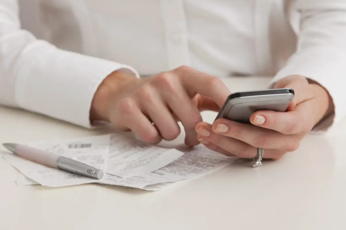 4 methods to decrease your cellphone invoice